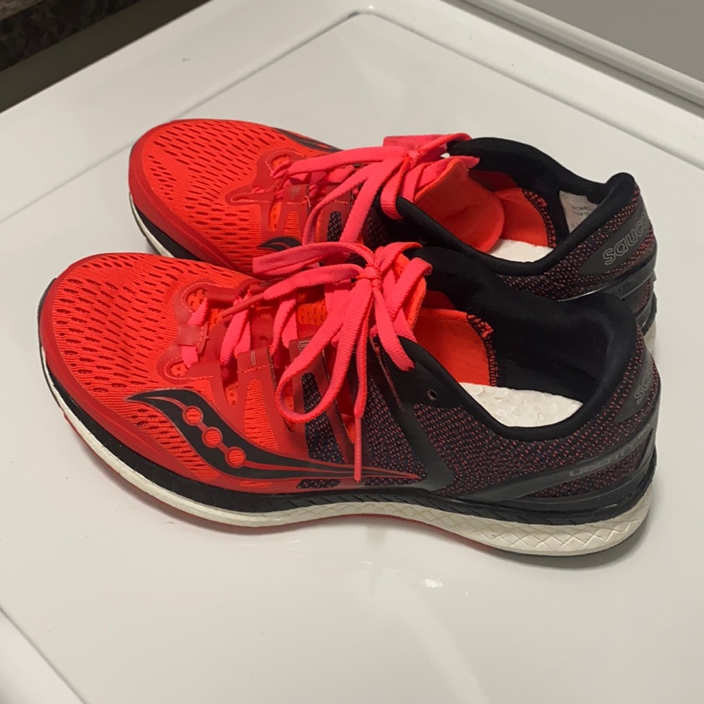 Saucony running Shoes size 9 like new